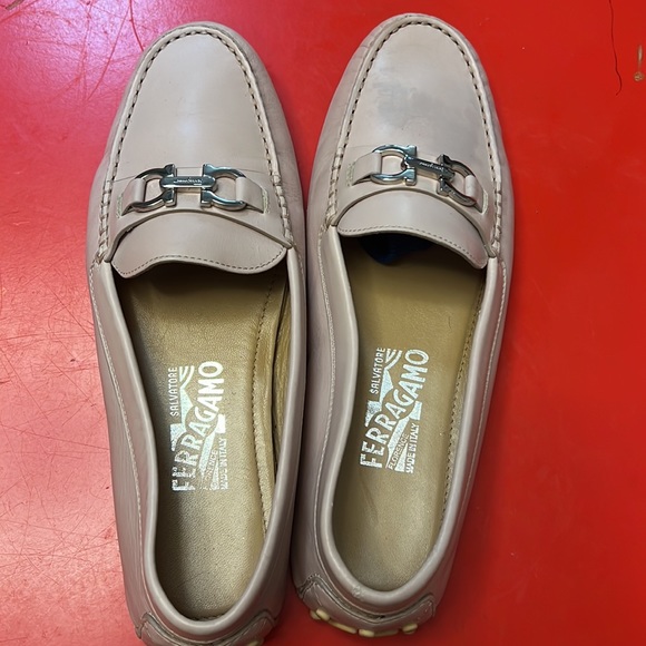 Ferragama loafers. Light pink. Size 8. - Picture 3 of 5